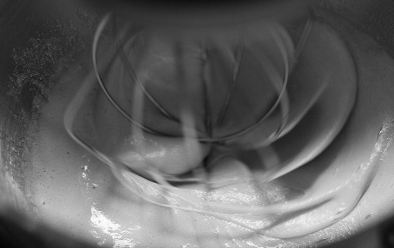 1. Этап. Глазурь заварная для украшения изделий: 4. После начните взбивать миксером сначала на медленной скорости.