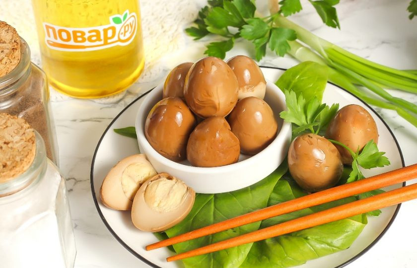 1. Этап. Перепелиные яйца по-китайски: Выложите перепелиные яйца в пиалу или креманку и подайте к столу охлажденными.