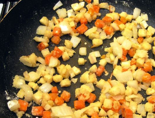 1. Этап. Суп с яйцом и мясом: Порежьте кубиками лук, морковь и сельдерей и обжарьте их в течение 10 минут на среднем огне. Затем добавьте муку, перемешайте и жарьте еще 3 минуты.
