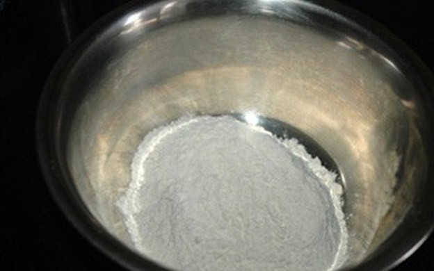 1. Этап. Паровые булочки по-вьетнамски: Добавьте просеянную муку в опару и замесите тесто.