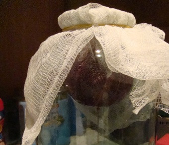 1. Этап. Наливка из клюквы: В итоге у нас должно получиться примерно 2,5 литра готового напитка.