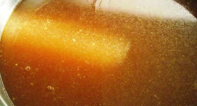 1. Этап. Квас из ржаного хлеба: Как только появится пена - он готов! Процеживаем и переливаем в чистые бутылки, добавив изюм, сразу ставим в холодильник.