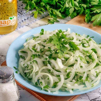 Маринованный лук с петрушкой