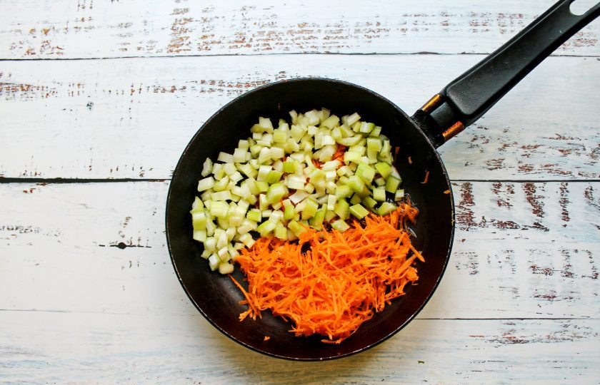 1. Этап. Мясо по-крестьянски: Морковь почистите и натрите на средней терке, черешки сельдерея вымойте и порежьте мелким кубиком. В сковороду налейте растительное масло и выложите овощи. Обжаривайте морковь и сельдерей на среднем огне в течение 5-7 минут, перемешивайте. Переложите овощи, без масла, в миску.