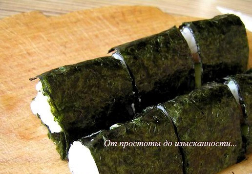 1. Этап. Роллы Цветок: Затем ролл разрежьте острым ножом сначала на 2 части, затем положите обе части рядом и разрежьте еще каждую на 3 части.