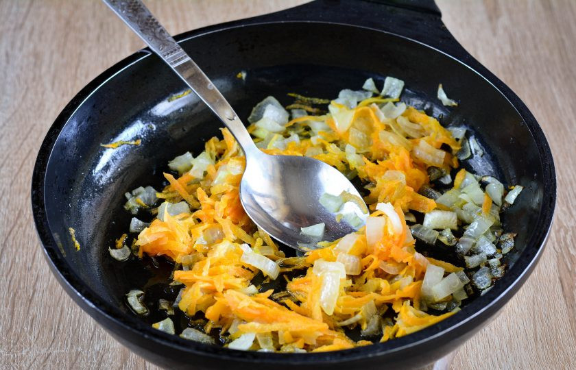 1. Этап. Гречка с фасолью: 6. Разогрейте масло на сковороде и пассеруйте овощи до мягкости в течение 4-5 минут, периодически помешивая. Кроме морковки и лук всегда можно добавить и другие овощи, например, помидоры или кабачки.