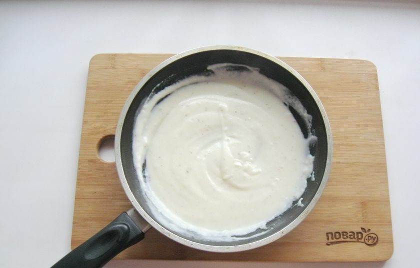 1. Этап. Белый соус: Перемешайте соус со специями. По густоте горячий соус будет как сметана. Когда остынет станет гуще.