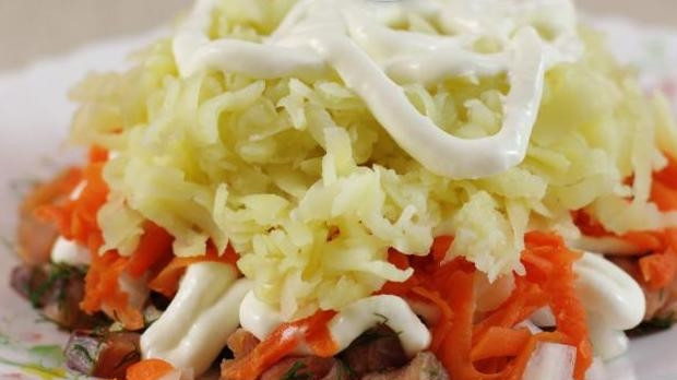 1. Этап. Салат Рыба под шубой: Затем — слой моркови, опять майонез. Затем опять картофель и снова майонез.