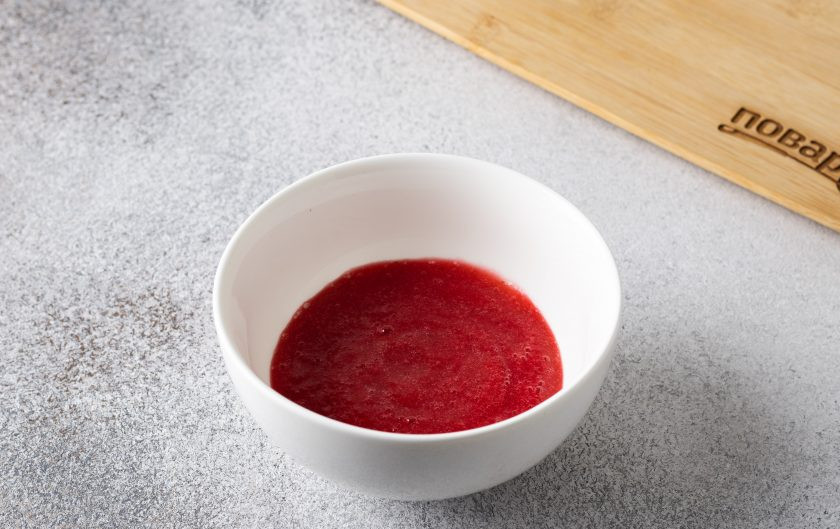 1. Этап. Морс из клюквы без сахара: Получившийся клюквенный сок уберите в холодильник.