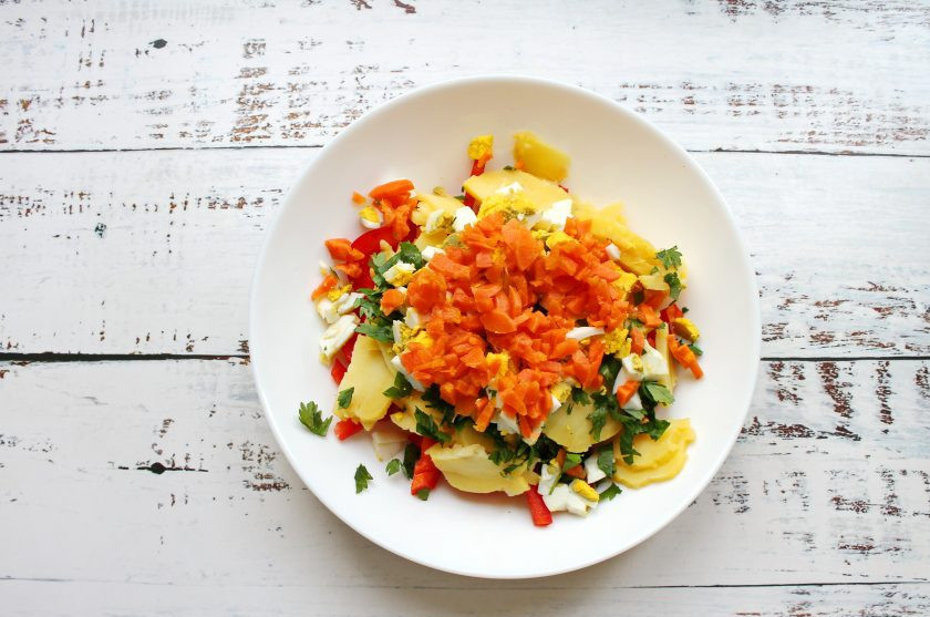 1. Этап. Салат с креветками Золотое море: Отварную морковь почистите и нарежьте соломкой, добавьте в салат.