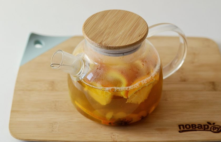 1. Этап. Виноградный чай: Залейте все заваренным чаем. Оставьте настояться на 10 минут, пока сахар не растворится.