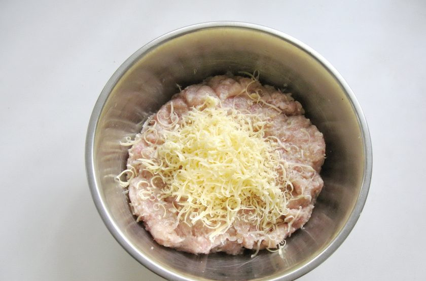 1. Этап. Котлеты из свинины с сыром и укропом: Добавьте в фарш тертый твердый сыр, например 