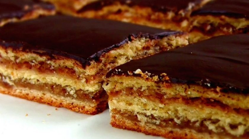 1. Этап. Пирог-торт Жербо: 6. Теплый пирог полейте глазурью. Дайте пирогу полностью остыть и нарежьте на квадраты. Приятного аппетита!