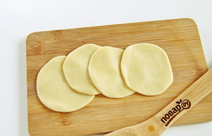 1. Этап. Вареники с щавелем: Затем каждый кусочек раскатайте в форме круга.