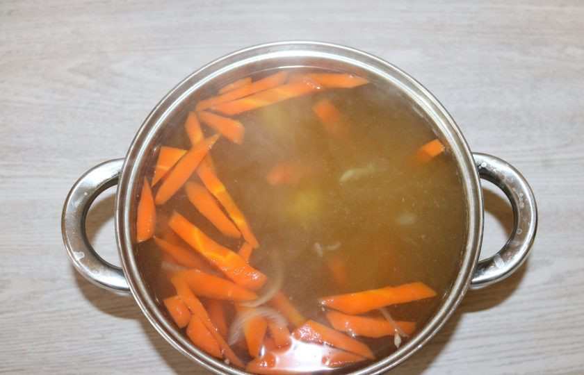 1. Этап. Суп Лывжа: Добавьте картофель, варите ещё 15 минут.