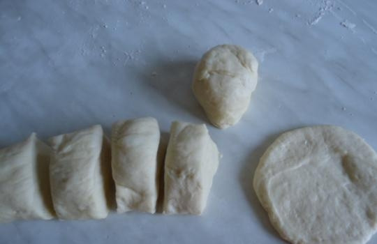 1. Этап. Сдобные пирожки в духовке: Готовое тесто раскатайте в колбаску. Нарежьте её кусочками. Каждый растяните в лепёшку. В серединку уложите повидло, сверните тесто в пирожок. Оставьте изделия на 20 минут.