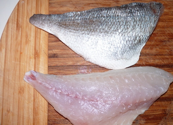 1. Этап. Лещ жареный: 1. Рыбу промойте и выпотрошите. Нам нужно чистое филе без костей.