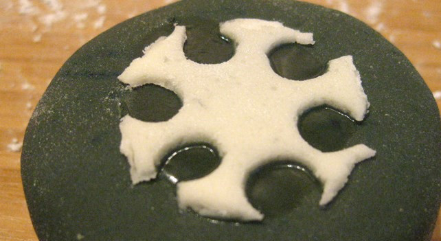 1. Этап. Торт на день рождения мальчику: С помощью воды и кисточки приклеиваем 