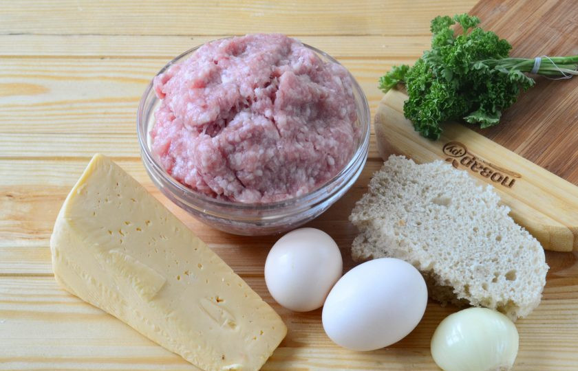 1. Этап. Сытные фрикаделины с начинкой: Подготовьте все необходимые ингредиенты. Фарш можно брать любой, мне больше всего нравится свино-говяжий.