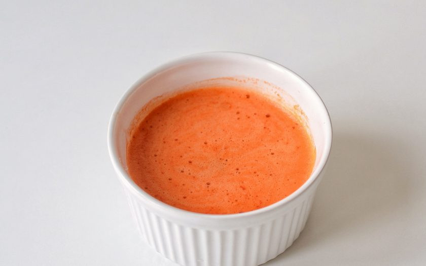 1. Этап. Сладкий соус Чили: Измельчите перец чили блендером вместе с водой, сахаром и уксусом до однородной консистенции.