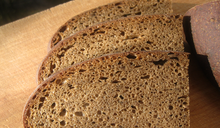 1. Этап. Бородинский хлеб на закваске: Готовый хлеб остудите на решетке. Приятного аппетита!