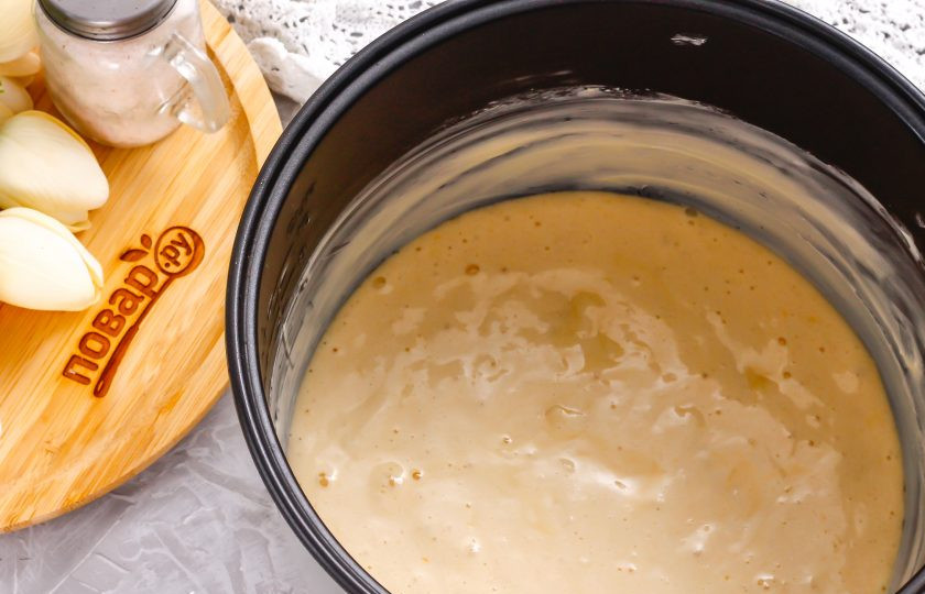 1. Этап. Кокосовый бисквит в мультиварке: Выложите в форму бисквитное тесто, разровняйте поверхность. Активируйте на табло техники режим 