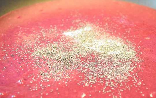 1. Этап. Пирожки, тающие во рту: 9. На сковороду с небольшим количеством растительного масла выложите печень. Добавьте соль, перец и другие специи по желанию.