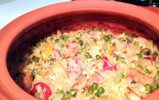 1. Этап. Плов со свинины: Когда жидкость полностью впитается и рис будет готов, снимите крышку. Пусть плов запекается еще 8-10 минут, чтобы сверху получилась тонкая корочка.