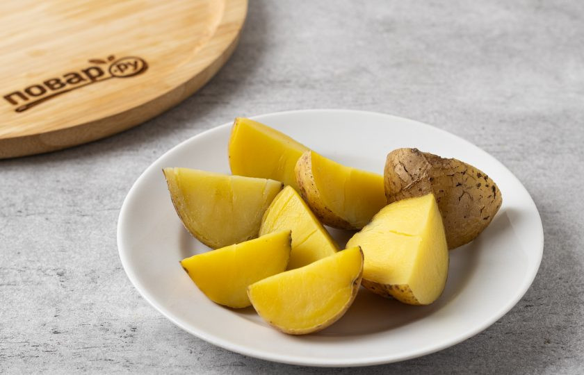 1. Этап. Картофельные лепешки Имомоти: Картофель тщательно помойте, нарежьте крупными ломтиками и отварите на пару. Либо можно приготовить его в микроволновке до мягкости.