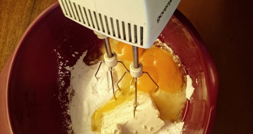 1. Этап. Новогодние капкейки Зимняя сказка: Размешайте ингредиенты миксером сначала на небольшой скорости, потом на большой, чтобы масса стала однородной и без комочков.