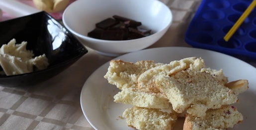 1. Этап. Попкейк: 1. Для приготовления попкейков я брала уже готовое бисквитное тесто и шоколад. Масляный крем купила готовый. Можно использовать сгущенку. Итак, нам нужно измельчить бисквитное тесто в блендере до состояния бисквитной крошки.