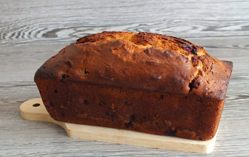 1. Этап. Кекс на кефире с малиной: По истечении времени, проверьте готовность кекса деревянной шпажкой. Она должна быть сухой. Готовый кекс переложите на доску и хорошо охладите.