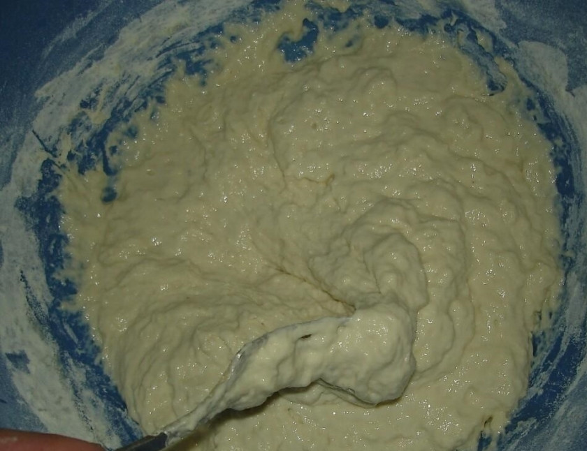 1. Этап. Хлеб простой в духовке: 2. Через положенное время насыпаю порционно заранее просеянную муку, солю и замешиваю тесто. Накрываю его полотенцем и оставляю при комнатной температуре на один или полтора часа.