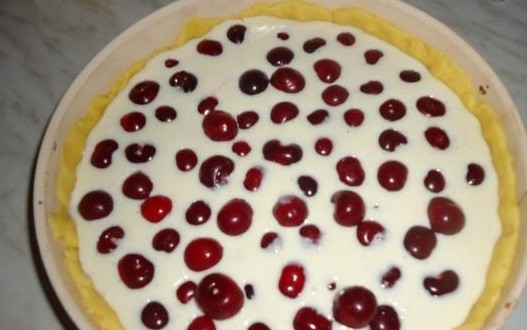 1. Этап. Вкусный пирог с вишней и творогом: 12. Вишню выкладывайте на заливку.