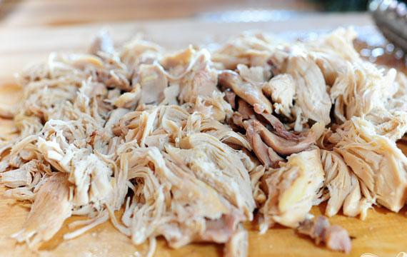 1. Этап. Итальянский куриный суп: 2. Выключить огонь и оставить под крышкой на 30 минут. Вынуть курицу из кастрюли и отделить мясо от костей, измельчив его.