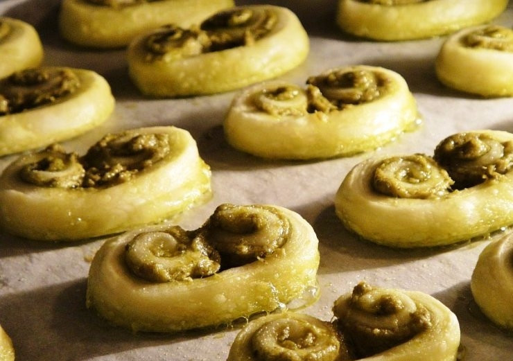 1. Этап. Печенье слоеное: Постепенно печенье начнет подниматься и увеличиваться в объеме.