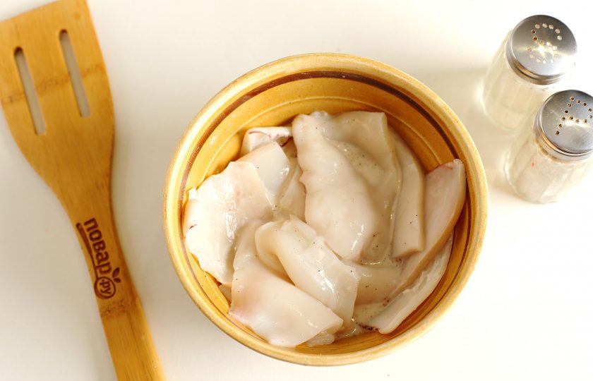 1. Этап. Шницели из кальмаров: Затем добавьте ледяную воду, соль и черный молотый перец. Тщательно перемешайте и оставьте кальмаров постоять еще пять минут. Затем всю образовавшуюся жидкость необходимо слить. После этого можно приступать к жарке.