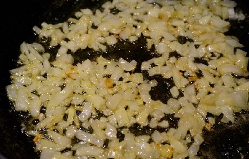 1. Этап. Салат из консервы: 2. Шинкуем мелко лук, обжариваем его на растительном масле.