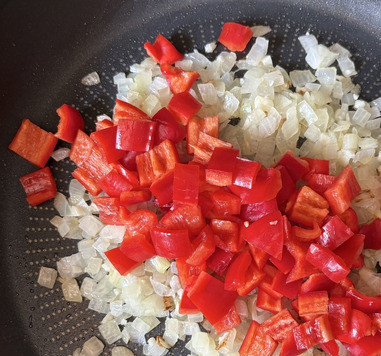 1. Этап. Карри с рыбой и овощами: На разогретом оливковом масле обжарить минут пять лук, добавить чеснок, минуты через две добавить сладкий перец, обжаривать минут пять.