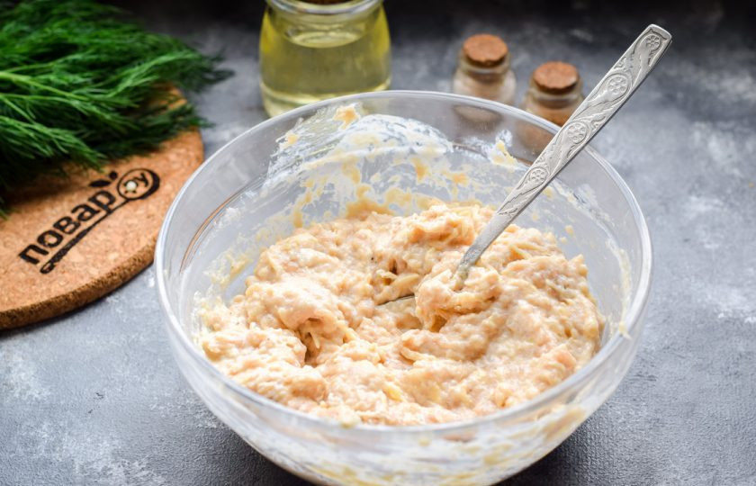 1. Этап. Куриные оладьи со сметаной: Все хорошо перемешайте.