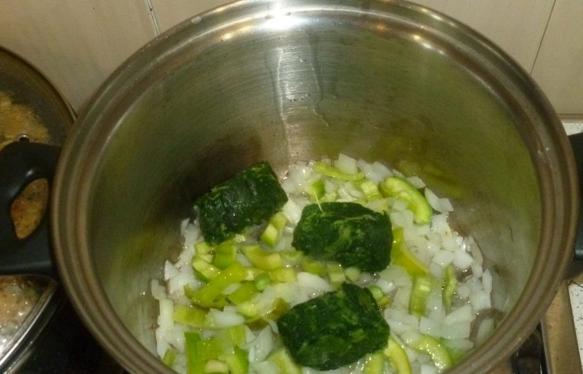 1. Этап. Суп с горошком, пшеном и оливками: Добавьте перец и шпинат. Немного прогрейте, помешивая.