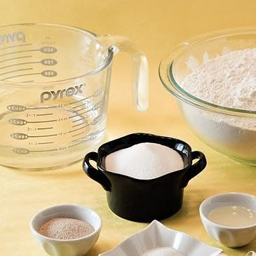 1. Этап. Крендели с корицей: 1. Смешать сухие ингредиенты вместе в большой миске. Добавить растительное масло и воду и перемешать. Если тесто будет слишком сухим, добавить еще воды. Если тесто будет слишком влажным и липким, добавить еще муки. Замесить тесто в течение 8-10 минут, пока оно не станет гладким и упругим. Положить тесто в слегка смазанную маслом миску, накрыть крышкой и дать подняться в два раза, около полутора часов.