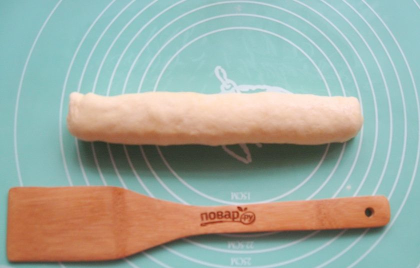 1. Этап. Пирожки Минутка из чудо-теста: Сверните тесто рулетом.