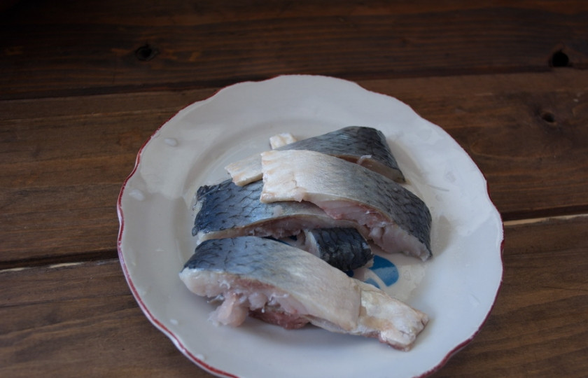 1. Этап. Форшмак классический рецепт: Селедку очистить. Снять шкурку, удалить кости. Мякоть нарезать на кусочки.