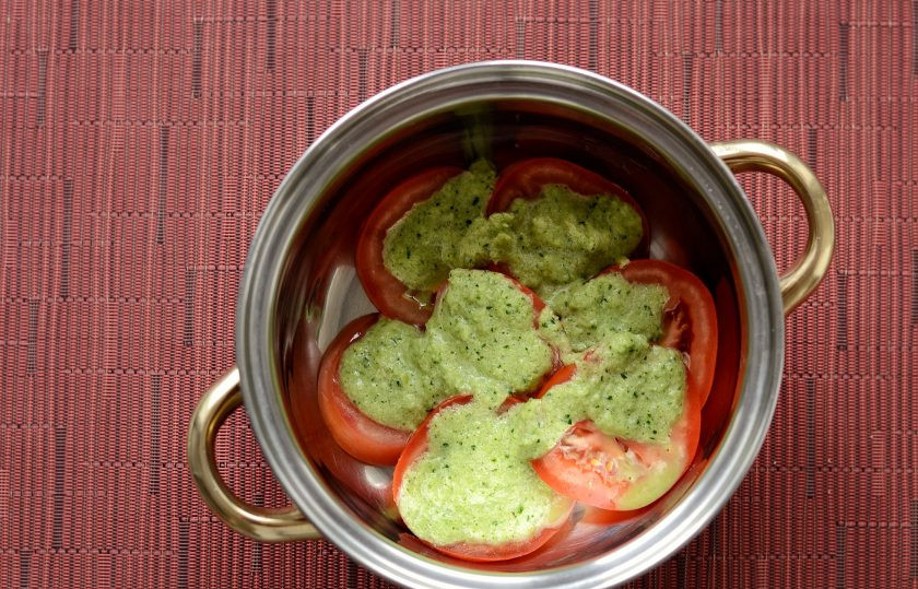 1. Этап. Закусочные помидоры: Полейте их соусом. Снова выложите помидоры. Повторяйте шаги, пока не закончатся продукты. Затем накройте помидоры тарелкой, придавите каким-нибудь грузом и оставьте при комнатной температуре.