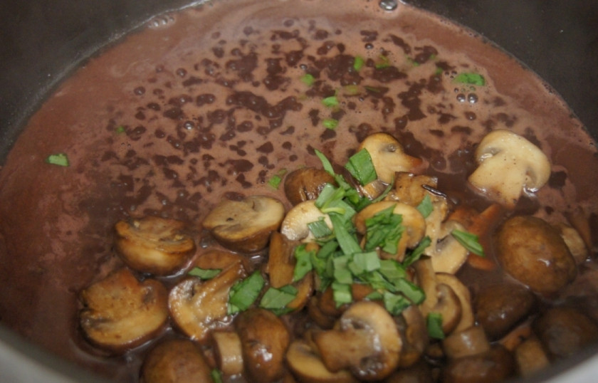 1. Этап. Стейк из говядины с грибным соусом: Почти готовые грибы посыпьте оставшимся зелёным луком.