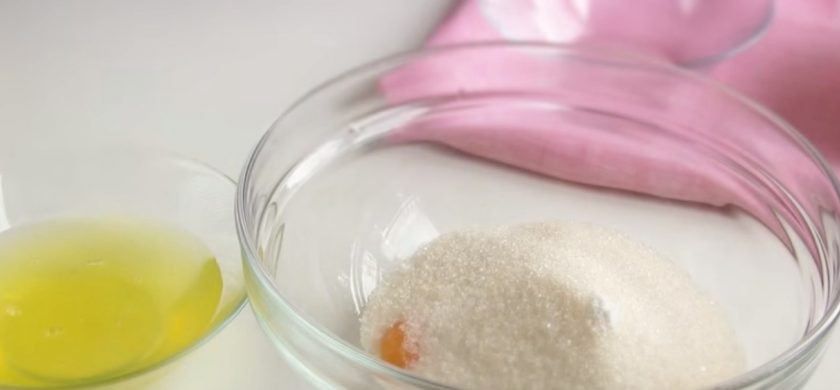 1. Этап. Домашнее мороженое из трех ингредиентов: 1. Желтки отделите от белков, смешайте с сахаром, ванилином и взбейте миксером в течение 3-4 минут. Пересыпьте сахарную смесь в кастрюлю, залейте горячим молоком и поставьте на небольшой огонь.