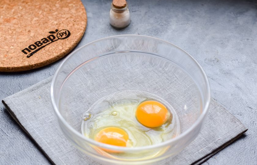 1. Этап. Кокосовое печенье без сахара: В миску вбейте несколько куриных яиц, добавьте щепотку соли и заменитель сахара по вкусу.