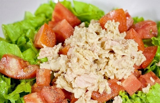 1. Этап. Салат с моцареллой: 3. Добавьте консервированный тунец.