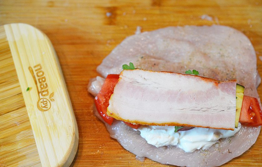 1. Этап. Куриная грудка с травами в духовке: Положите ломтик бекона.